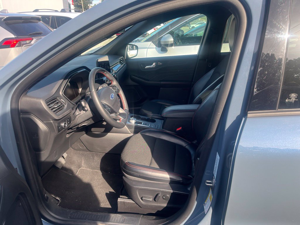 Certified 2025 Ford Escape ST-Line Select AWD/4WD image 4