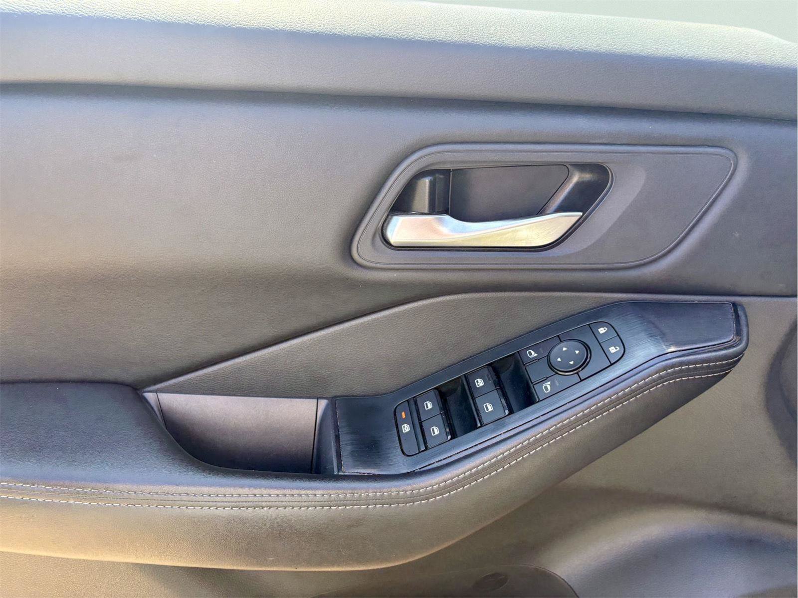 Used 2025 Nissan Rogue SV AWD/4WD image 16