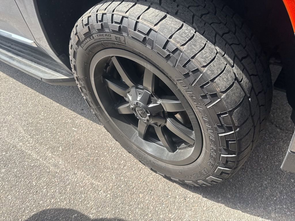 Used 2022 GMC Yukon SLT w/ SLT Premium Package image 4