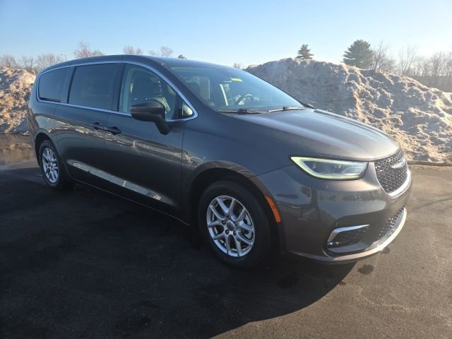 Used 2023 Chrysler Pacifica Touring-L image 5