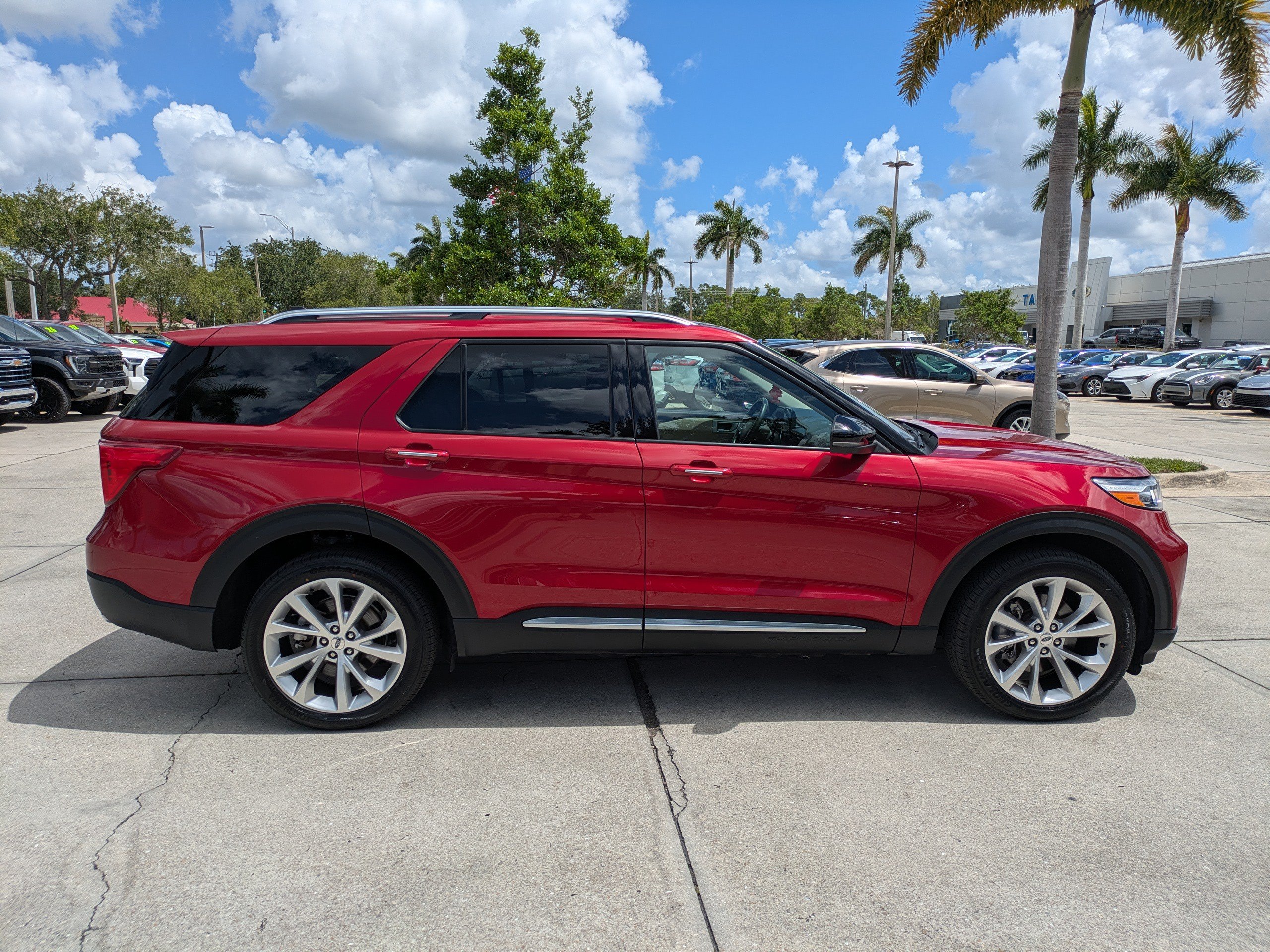 Certified 2022 Ford Explorer Platinum w/ Technology Package AWD/4WD image 3