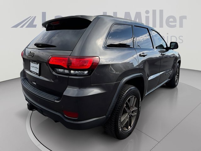 Used 2017 Jeep Grand Cherokee Laredo AWD/4WD image 5