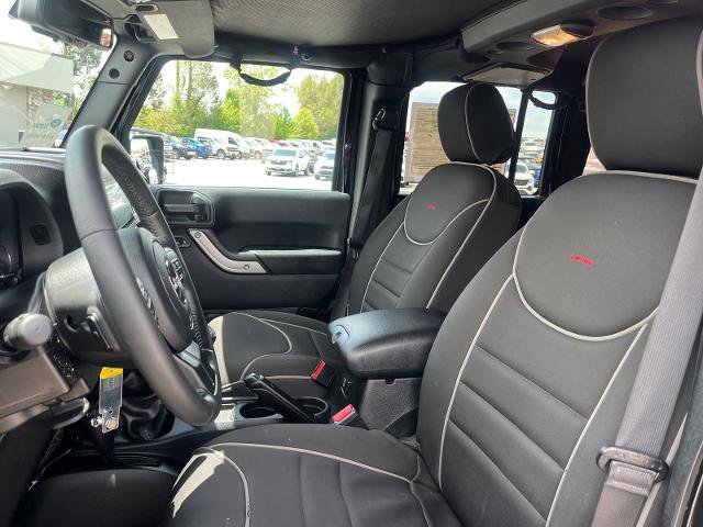 Used 2018 Jeep Wrangler Unlimited Rubicon w/ Connectivity Group AWD/4WD image 17