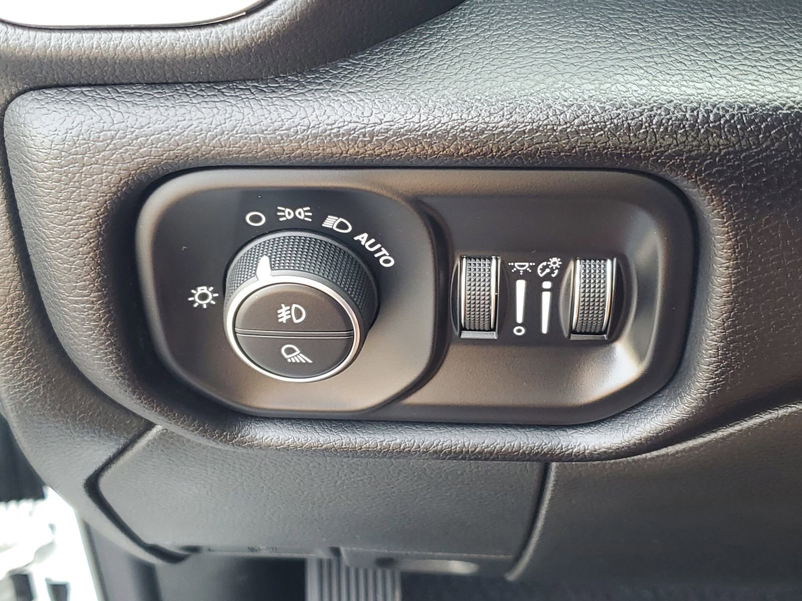 Used 2024 RAM 2500 Laramie w/ Safety Group image 32