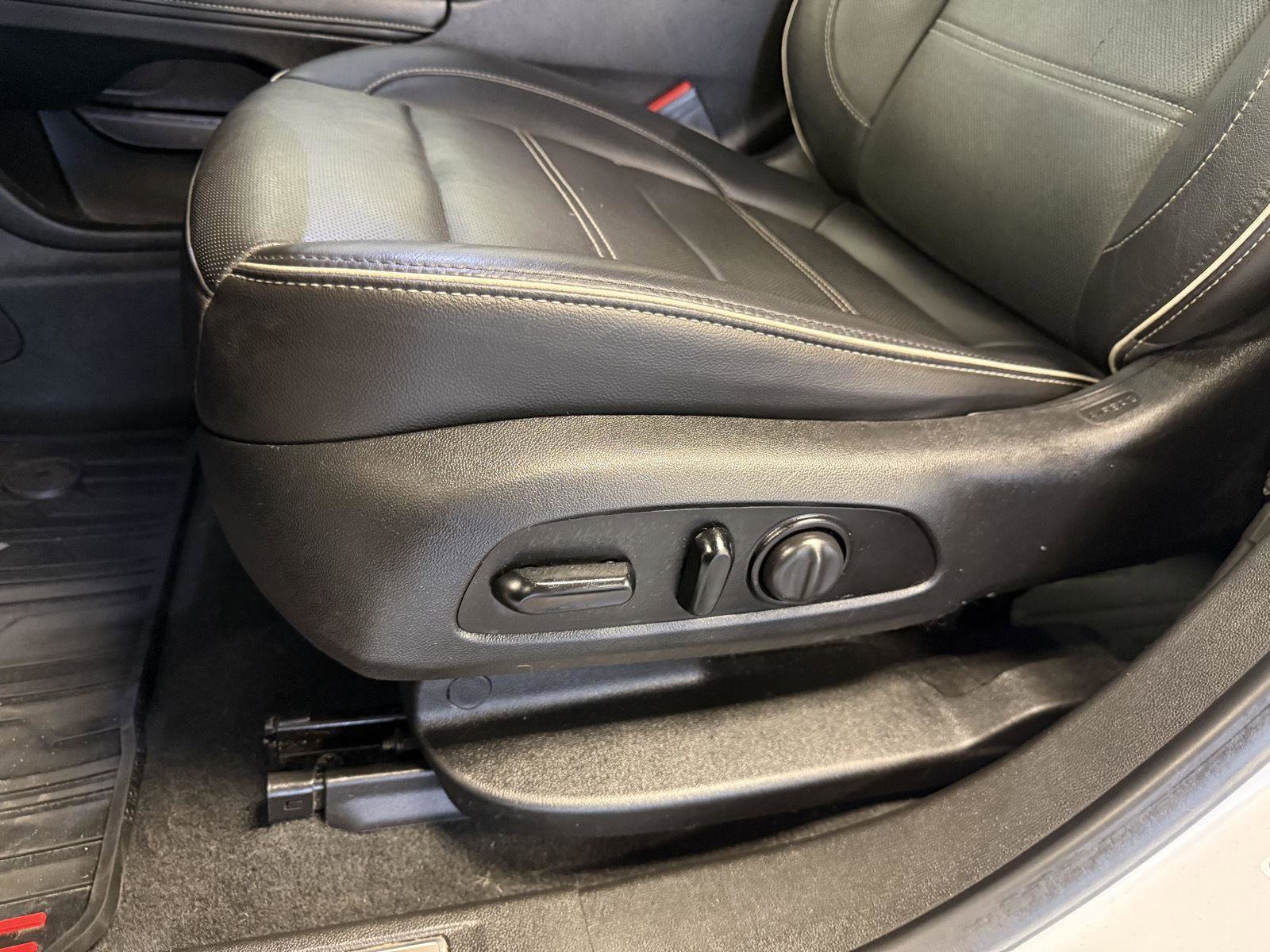 Used 2020 GMC Acadia Denali w/ Trailering Package image 17