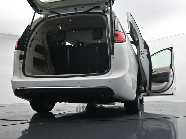 Used 2022 Chrysler Pacifica Touring-L FWD image 43