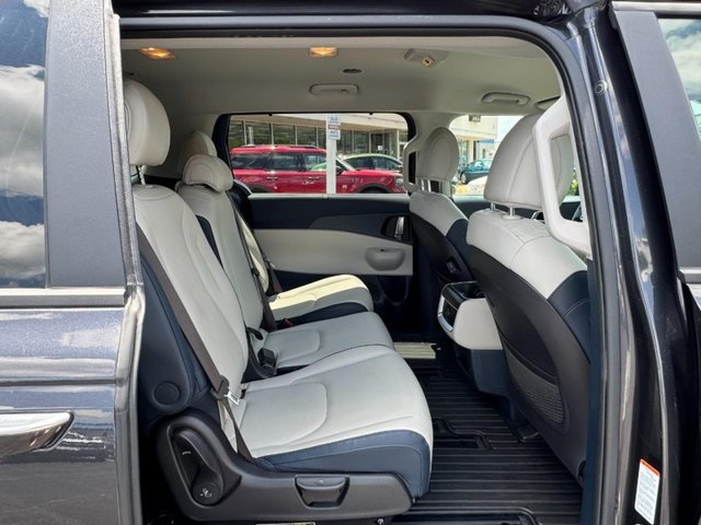 Used 2025 Kia Carnival EX FWD image 10