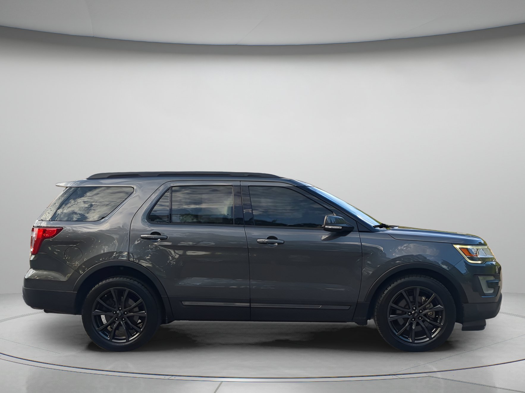 Certified 2017 Ford Explorer XLT w/ Equipment Group 202A FWD image 39