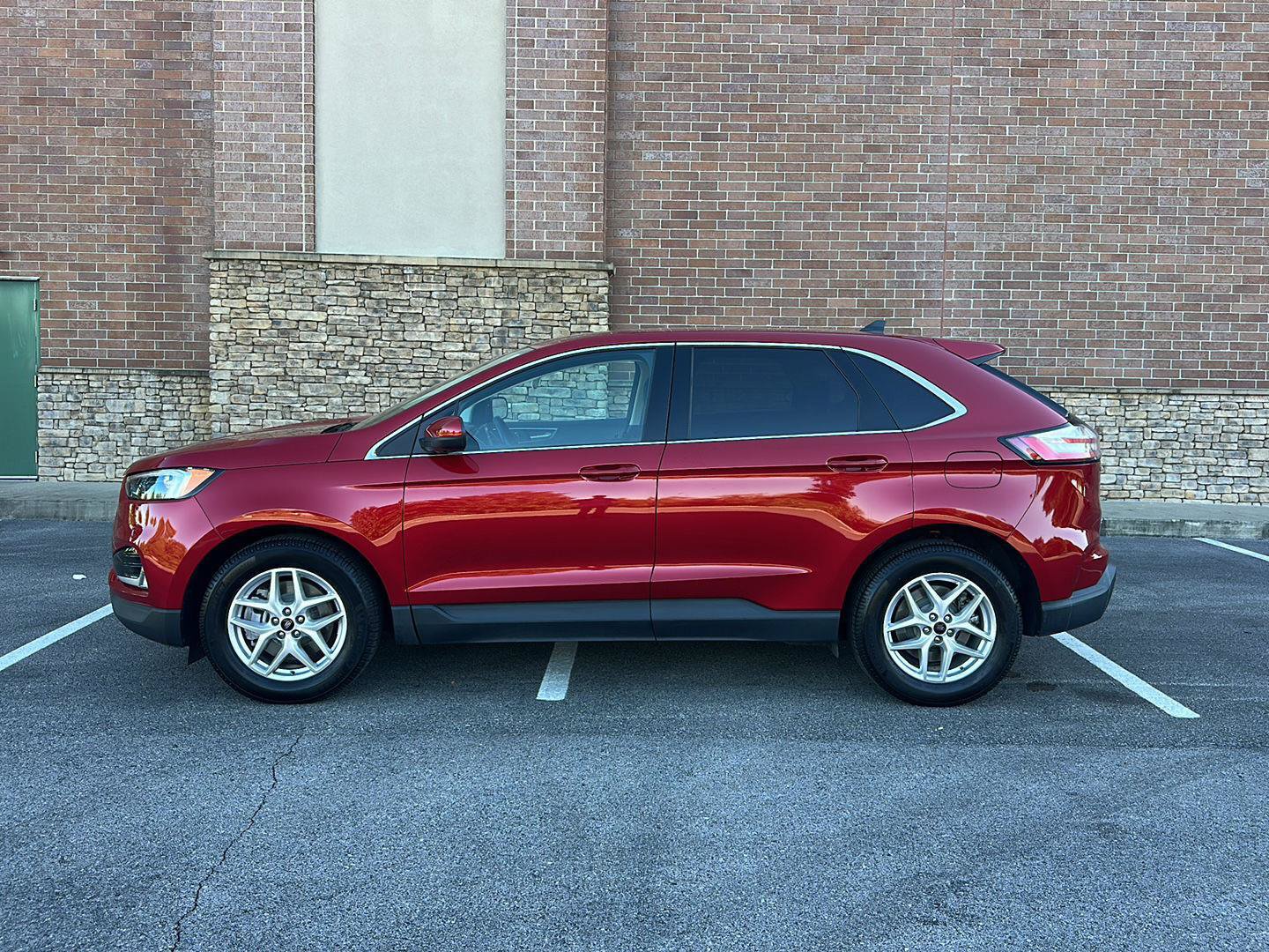 Certified 2024 Ford Edge SEL w/ Convenience Package AWD/4WD image 2