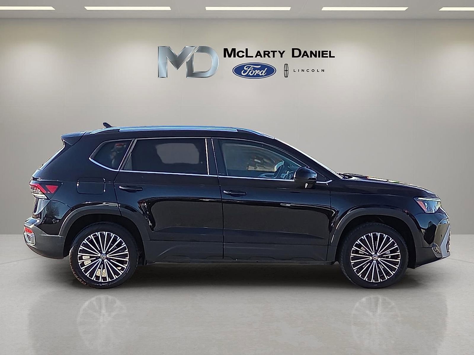 Used 2025 Volkswagen Taos SE image 6