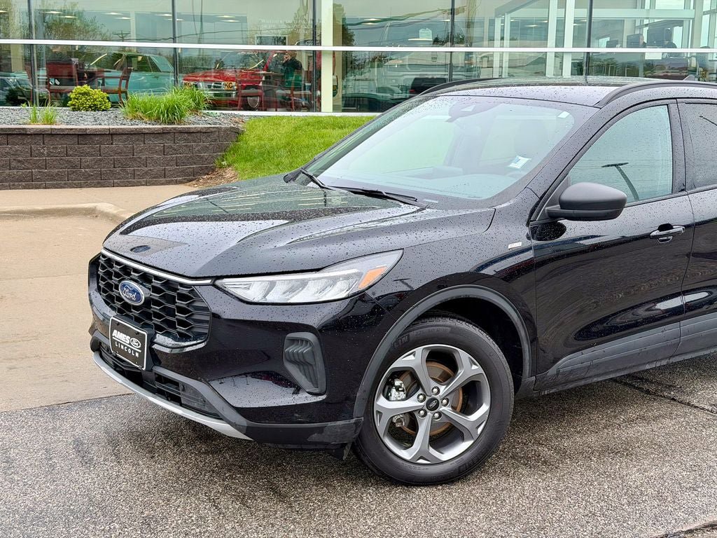 Certified 2025 Ford Escape ST-Line AWD/4WD image 2