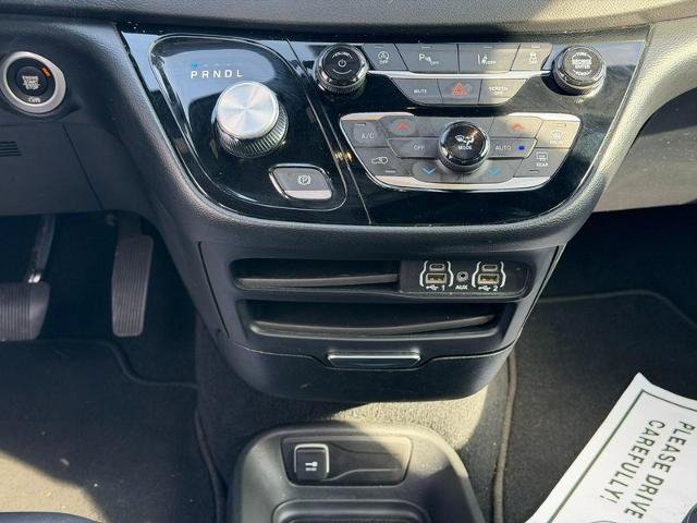 Used 2025 Chrysler Pacifica Select FWD image 15