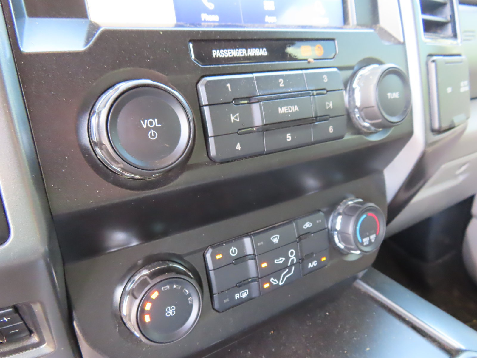Certified 2022 Ford F350 XLT w/ Black Appearance Package AWD/4WD image 25