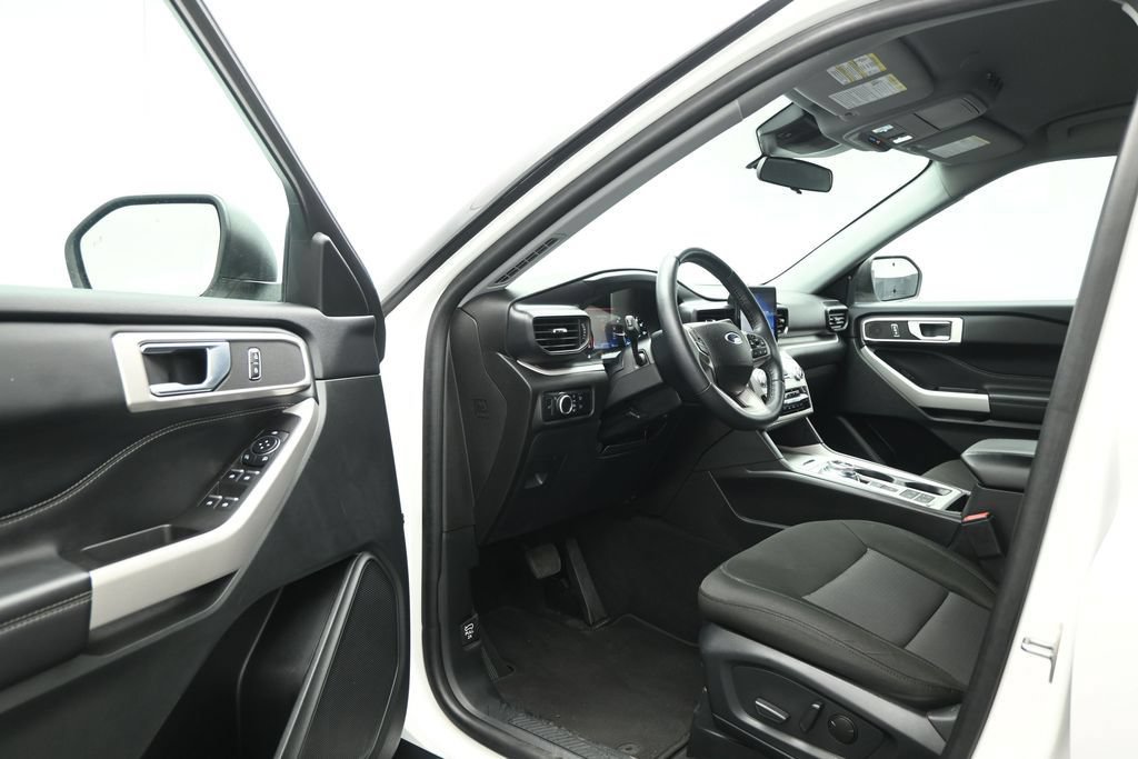 Certified 2024 Ford Explorer XLT RWD image 7