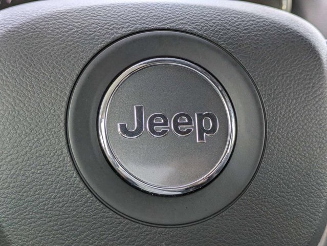 Used 2022 Jeep Grand Cherokee Laredo X RWD image 32