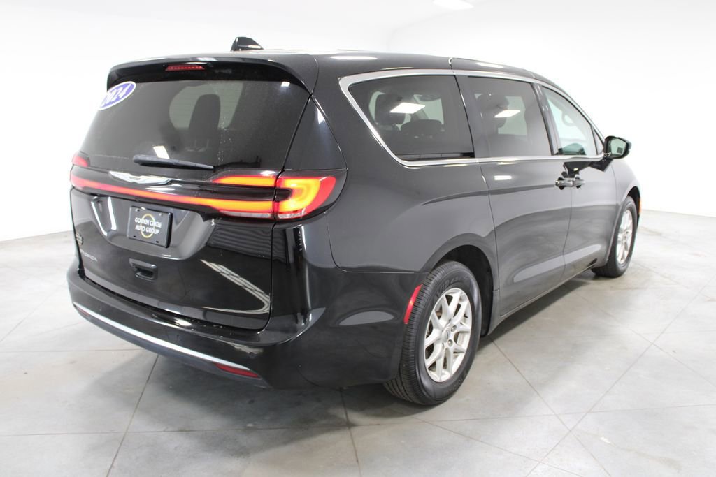 Used 2024 Chrysler Pacifica Touring-L image 5