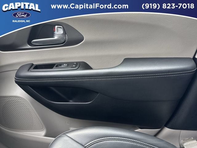 Used 2024 Chrysler Pacifica Touring-L FWD image 28