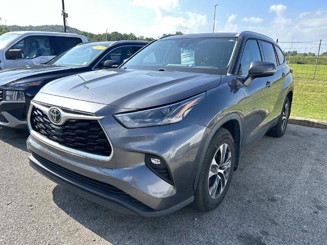 Used 2022 Toyota Highlander XLE AWD/4WD image 6