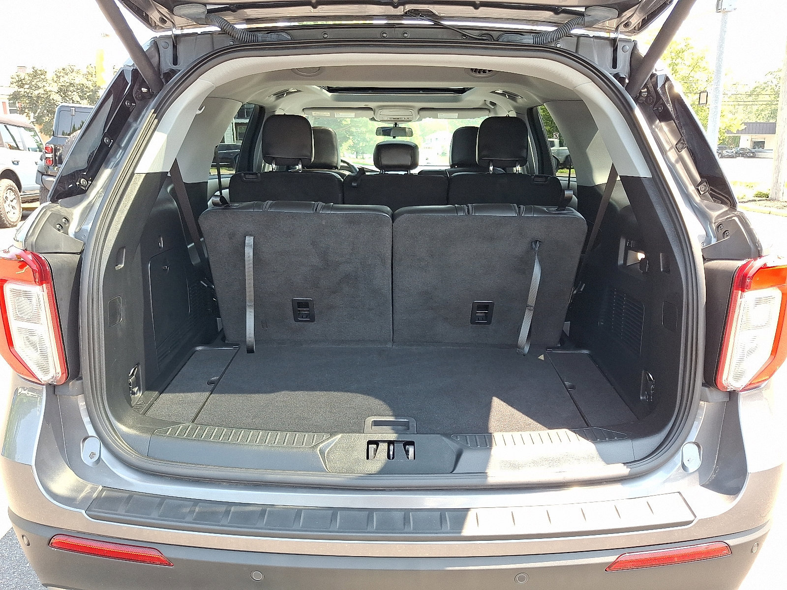 Certified 2022 Ford Explorer XLT w/ Equipment Group 202A image 30