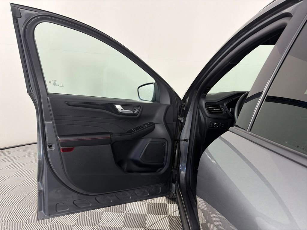 Certified 2025 Ford Escape ST-Line Select AWD/4WD image 10