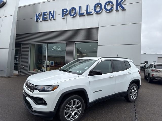 Used 2022 Jeep Compass Latitude AWD/4WD image 2
