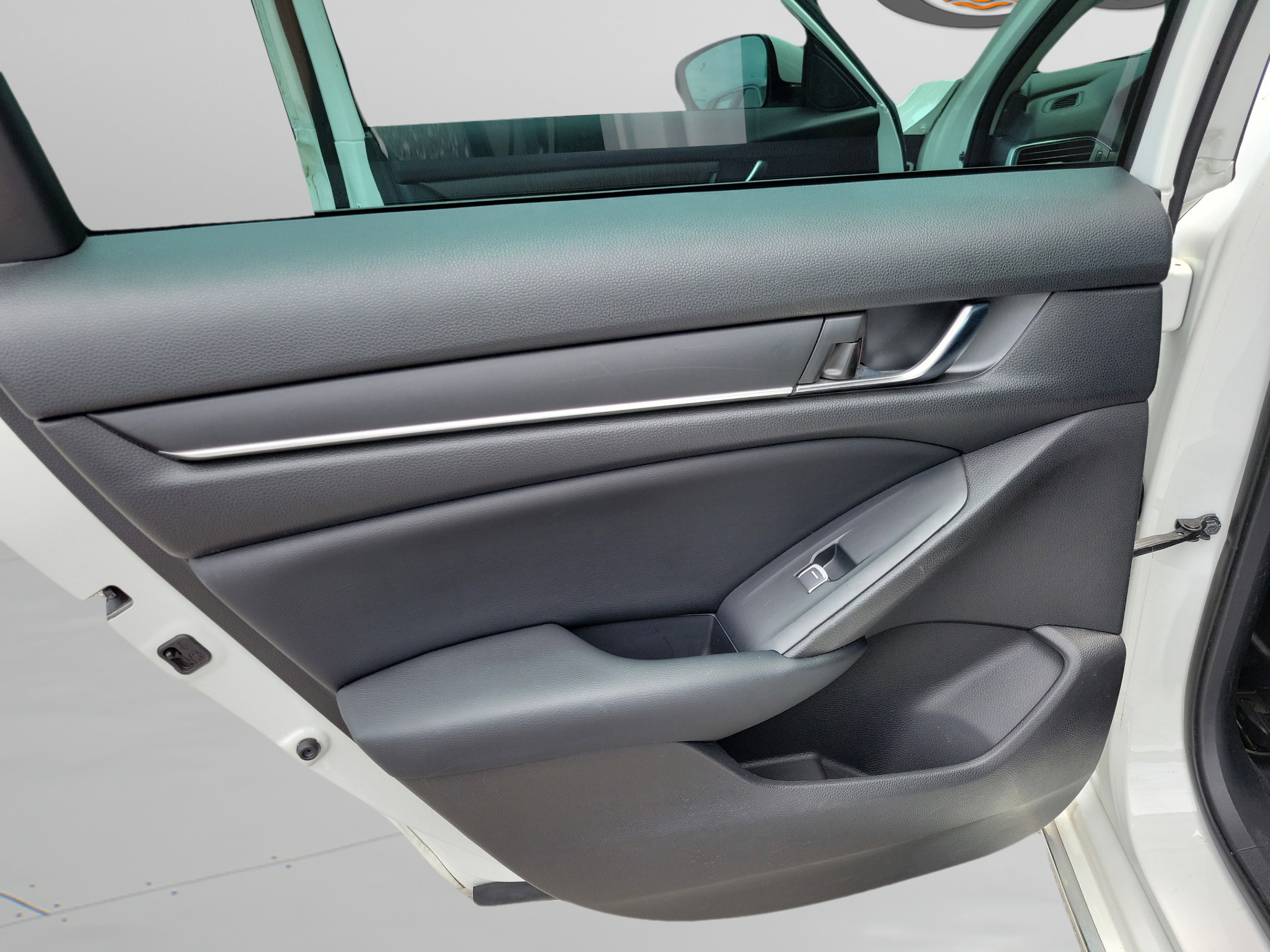 Used 2018 Honda Accord EX image 11