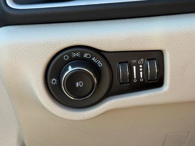 Used 2023 Chrysler Pacifica Touring-L FWD image 24