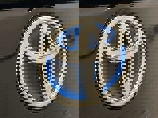 Used 2021 Toyota RAV4 LE image 17