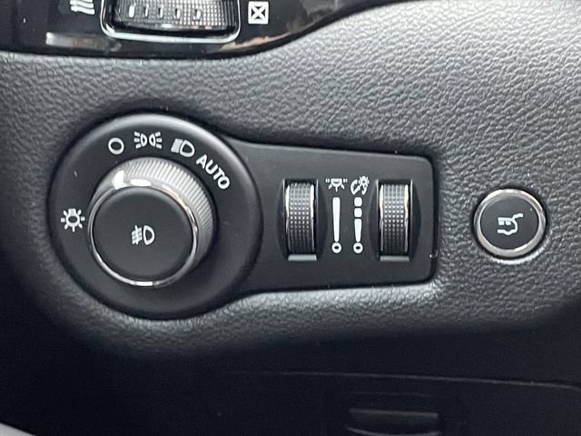 Used 2019 Jeep Cherokee Latitude Plus FWD image 18