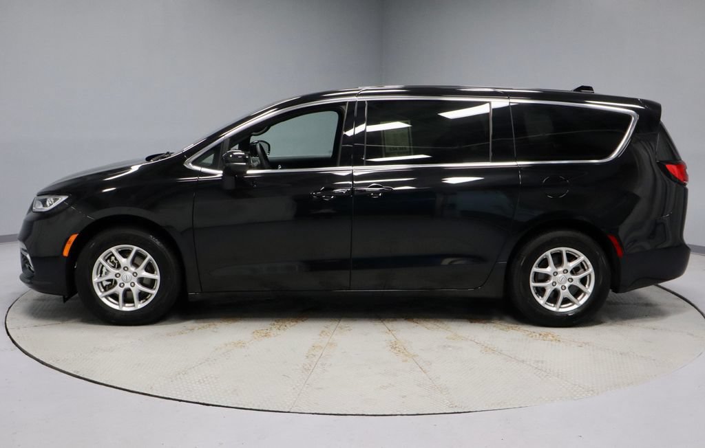 Used 2025 Chrysler Pacifica Select FWD image 7