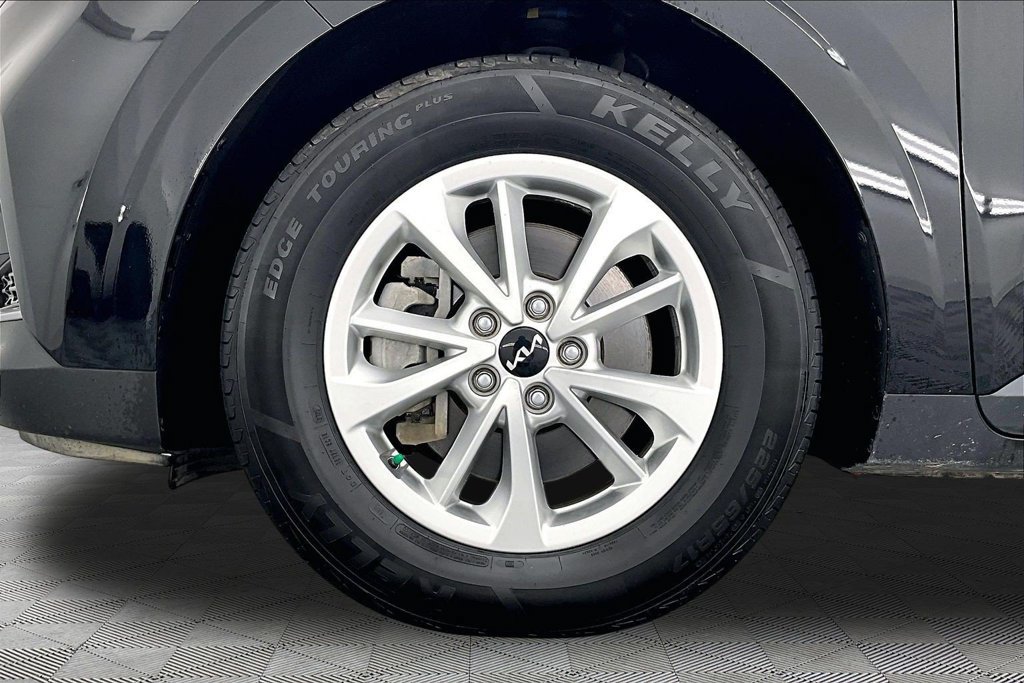 Used 2023 Kia Carnival LX FWD image 9