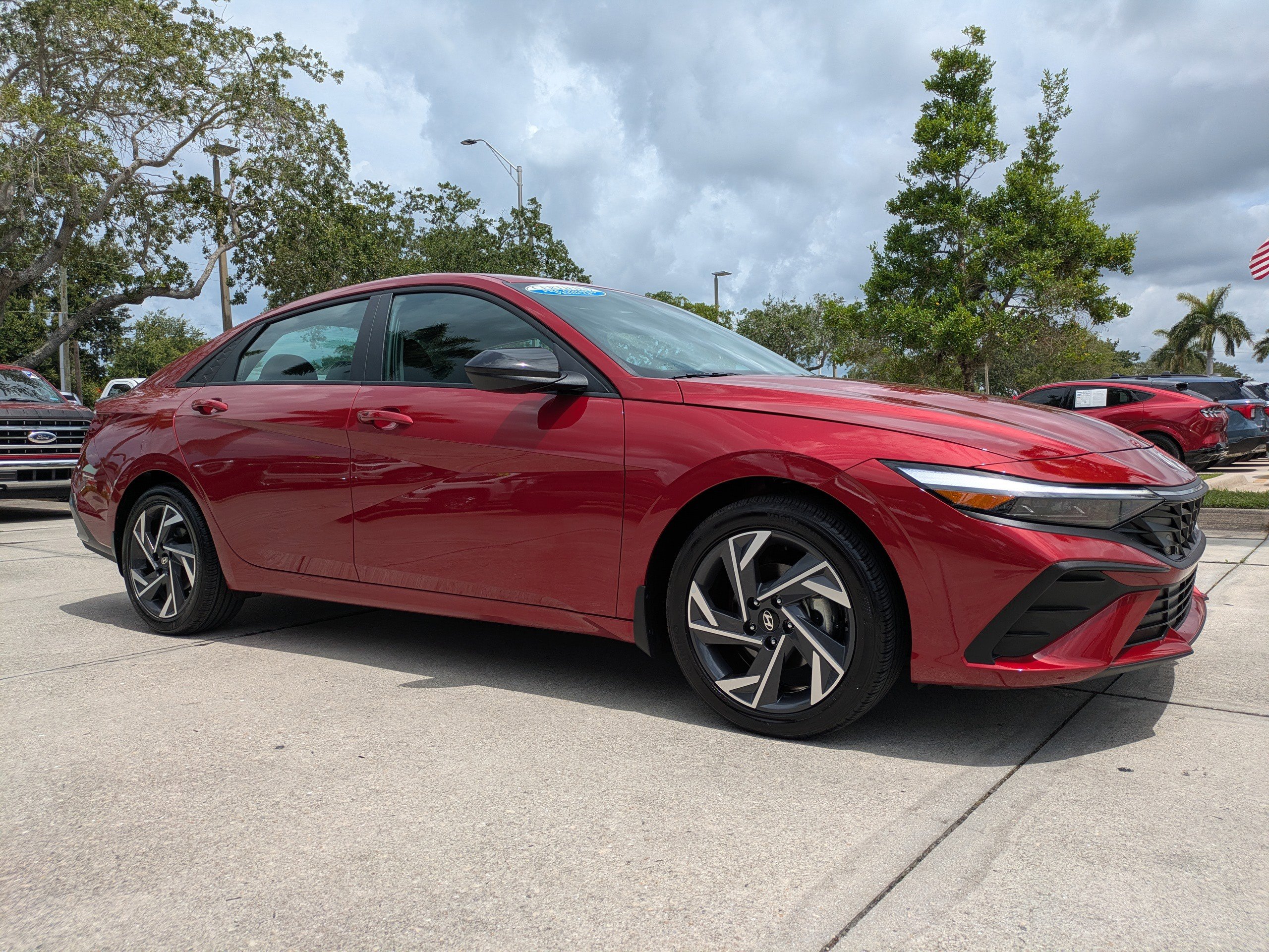 Used 2025 Hyundai Elantra Sport FWD image 2