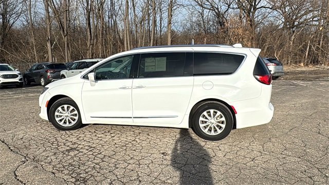 Used 2018 Chrysler Pacifica Touring-L image 2