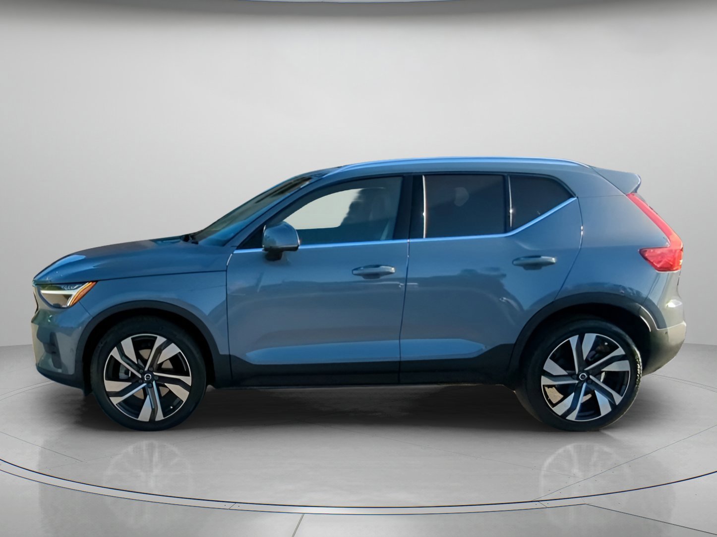Used 2023 Volvo XC40 B5 Plus w/ Protection Package Premier image 8