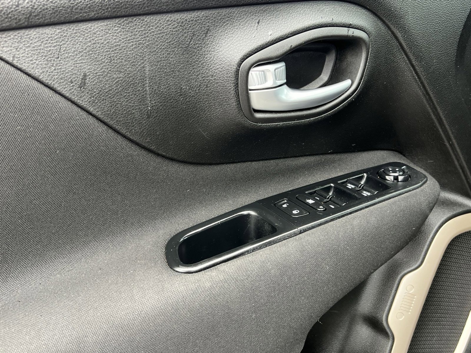 Used 2017 Jeep Renegade Latitude FWD image 13