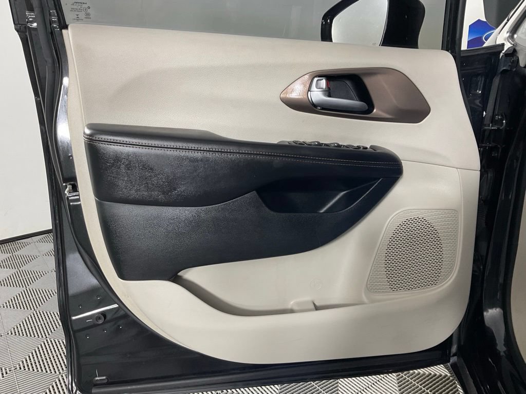 Used 2018 Chrysler Pacifica Touring-L Plus FWD image 12