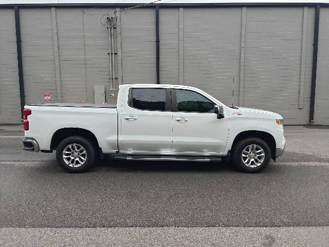 Used 2022 Chevrolet Silverado 1500 LT AWD/4WD image 2