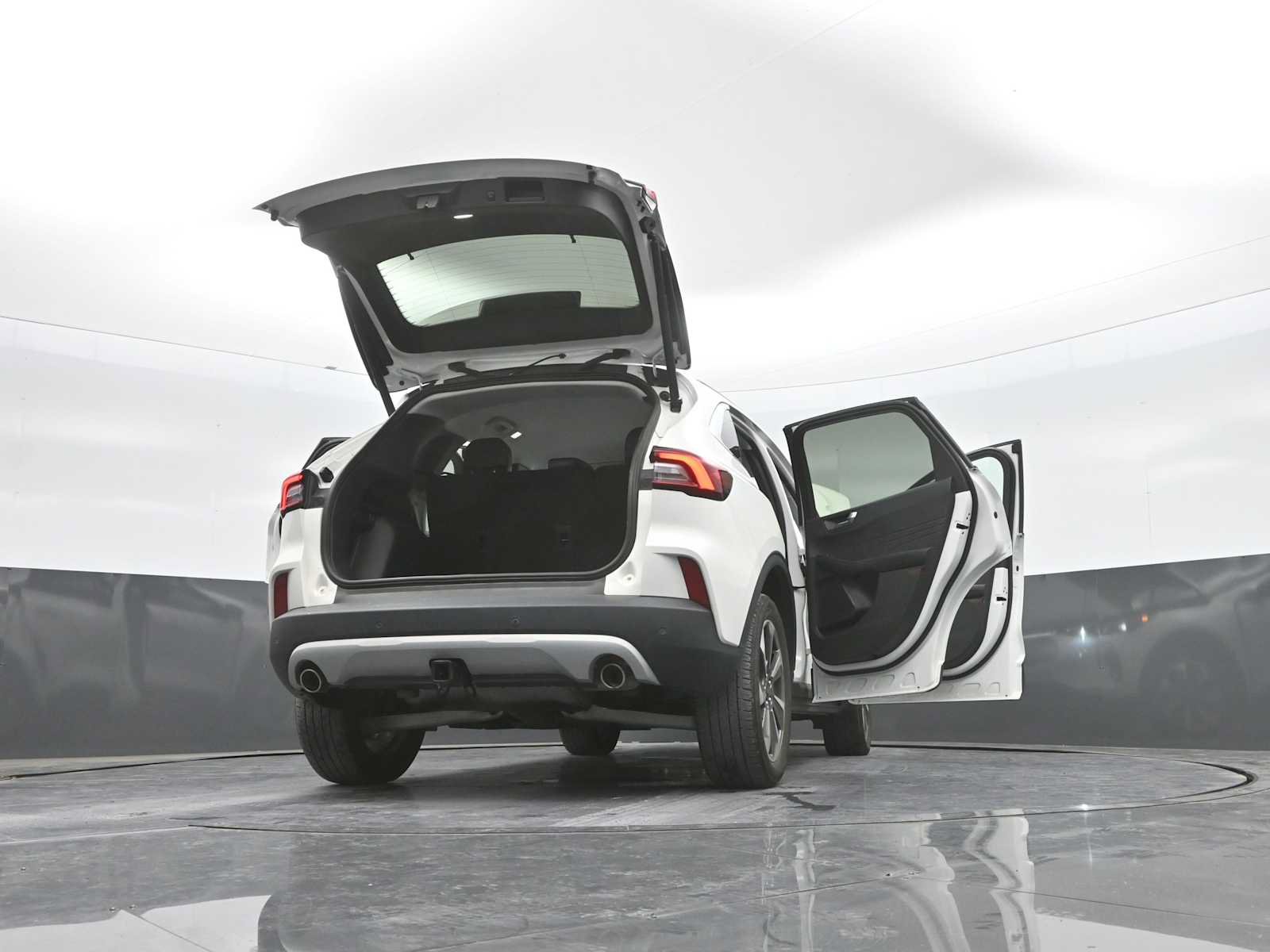 Certified 2023 Ford Escape Platinum w/ Class II Trailer Tow Package AWD/4WD image 44