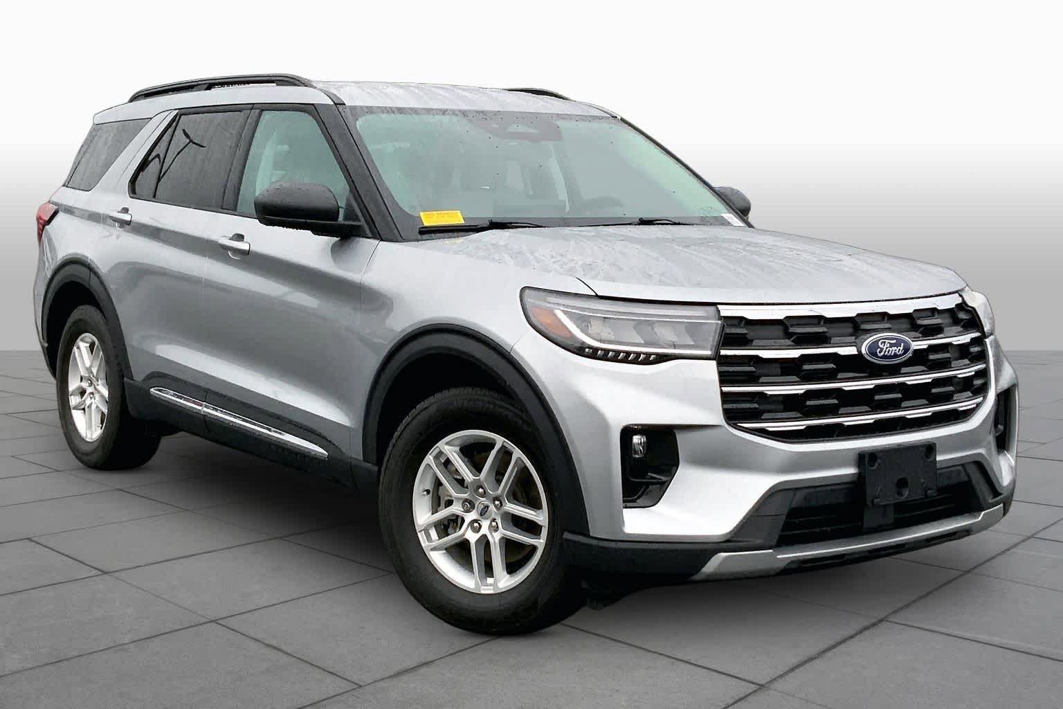 Certified 2025 Ford Explorer Active w/ Active Comfort Package RWD image 3