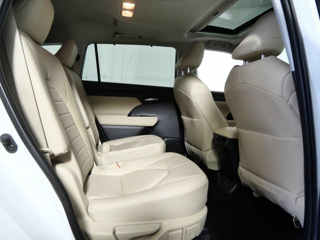 Used 2023 Toyota Highlander XLE AWD/4WD image 13