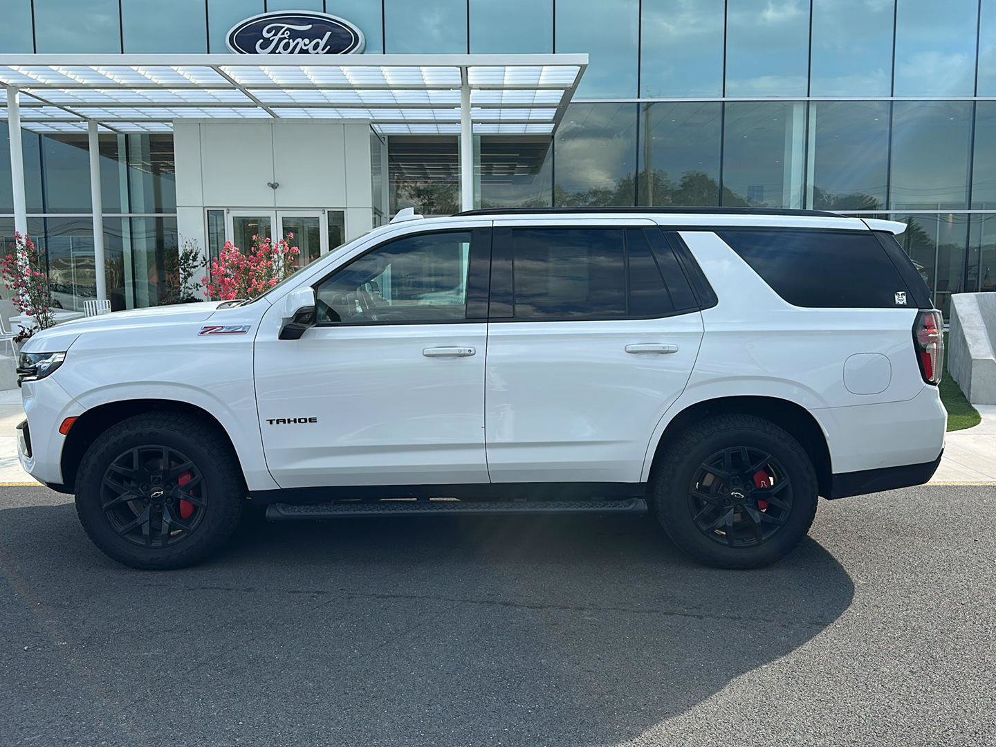 Used 2023 Chevrolet Tahoe Z71 w/ Luxury Package AWD/4WD image 8
