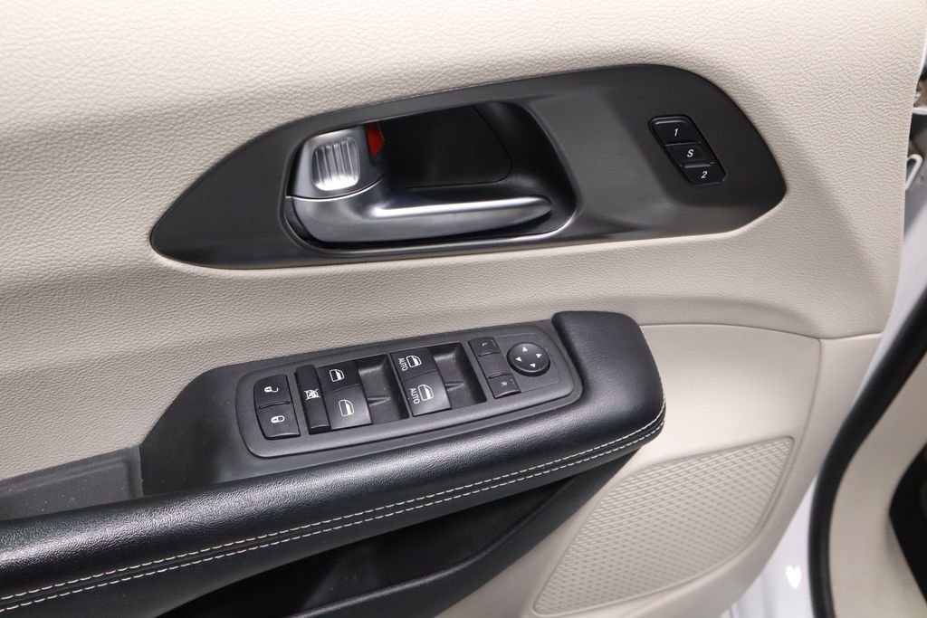 Used 2022 Chrysler Pacifica Touring-L FWD image 23