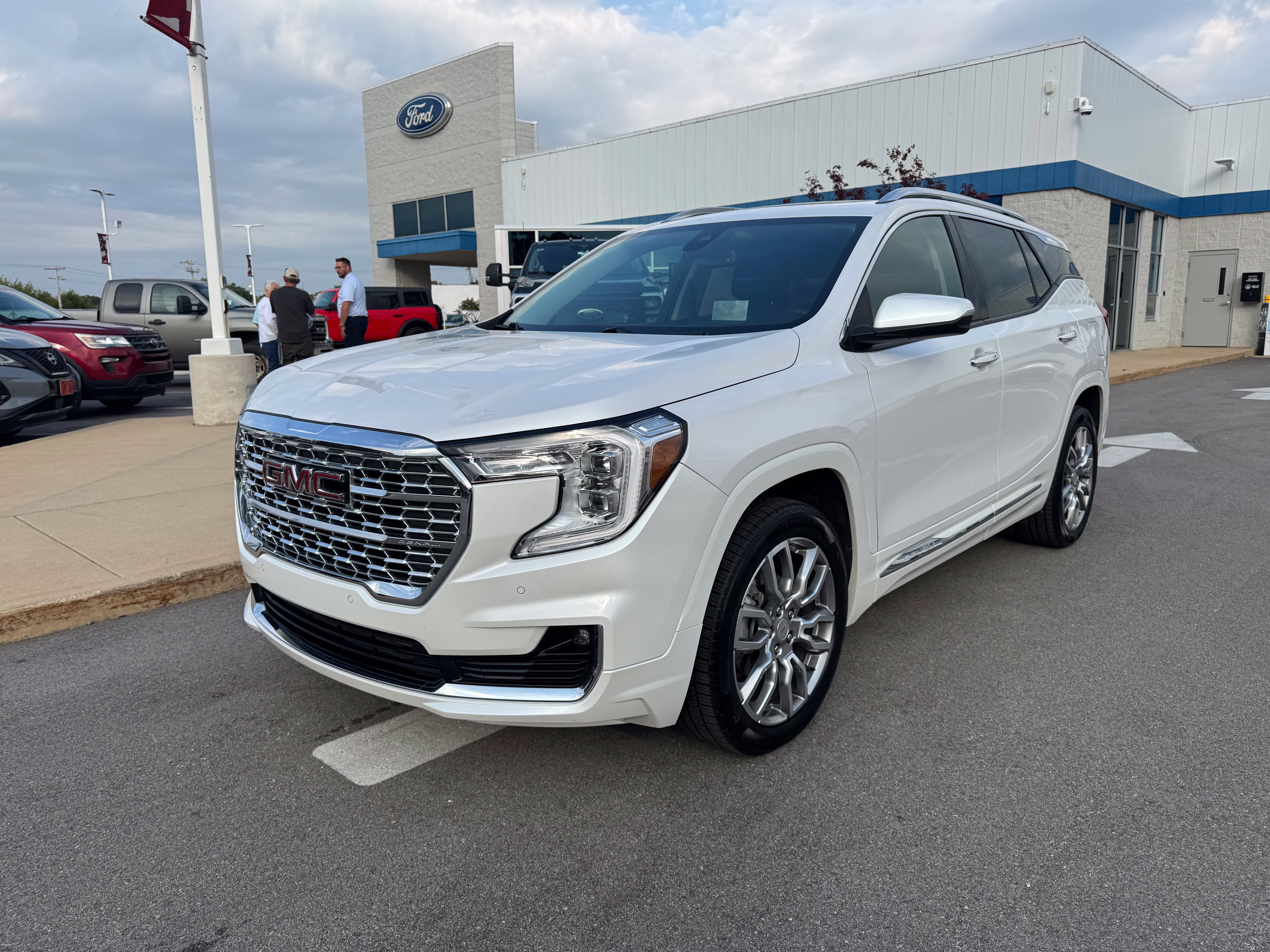 Used 2023 GMC Terrain Denali AWD/4WD image 3