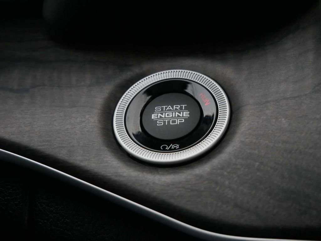 Used 2024 Jeep Grand Cherokee Limited w/ Luxury Tech Group II image 21