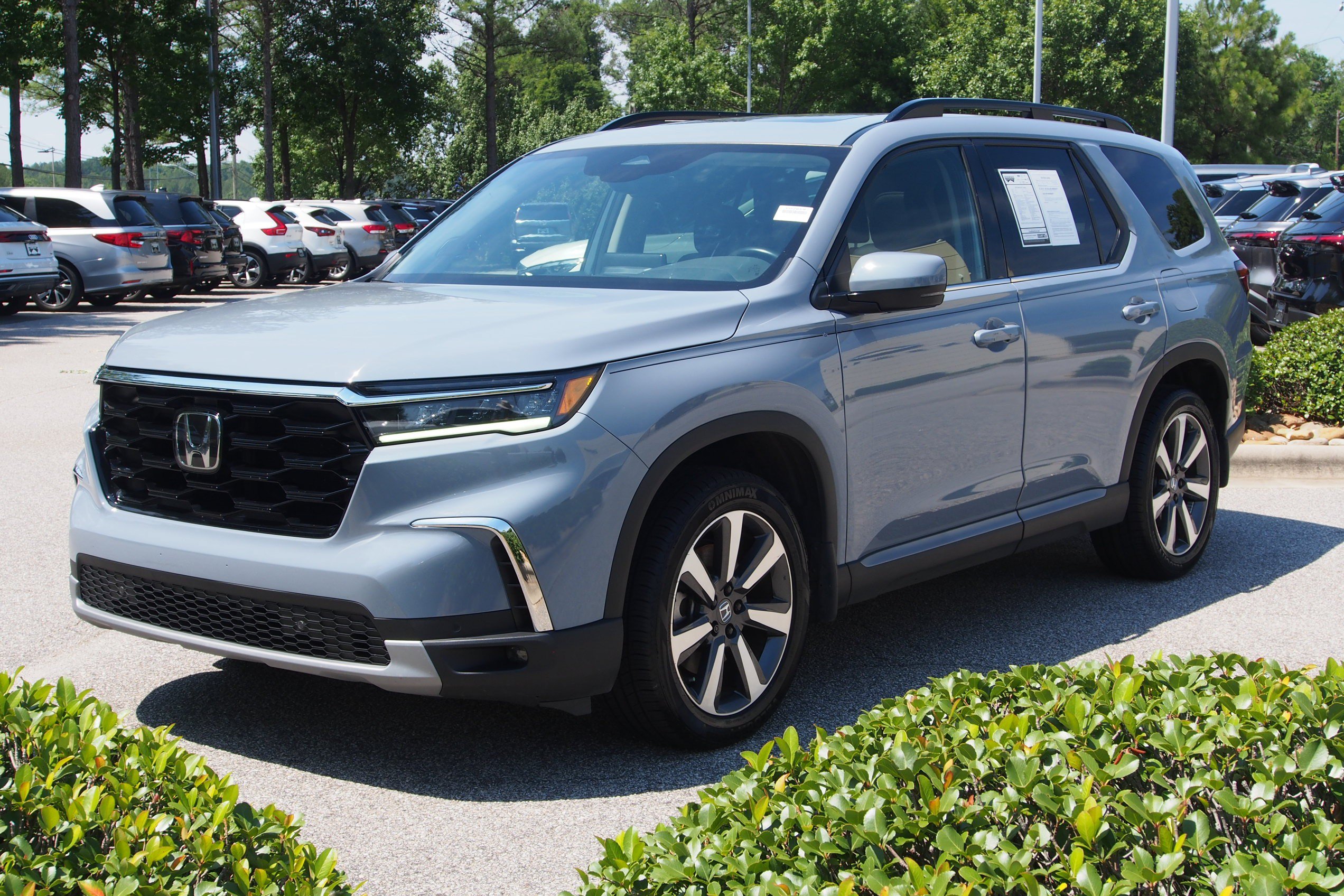 Used 2025 Honda Pilot Touring image 4