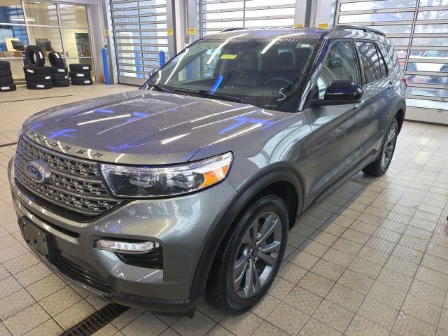 Certified 2022 Ford Explorer XLT w/ Equipment Group 202A image 3