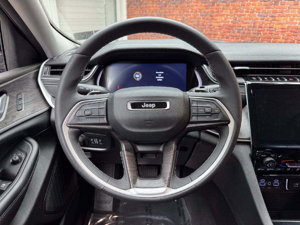 Used 2023 Jeep Grand Cherokee L Limited AWD/4WD image 13