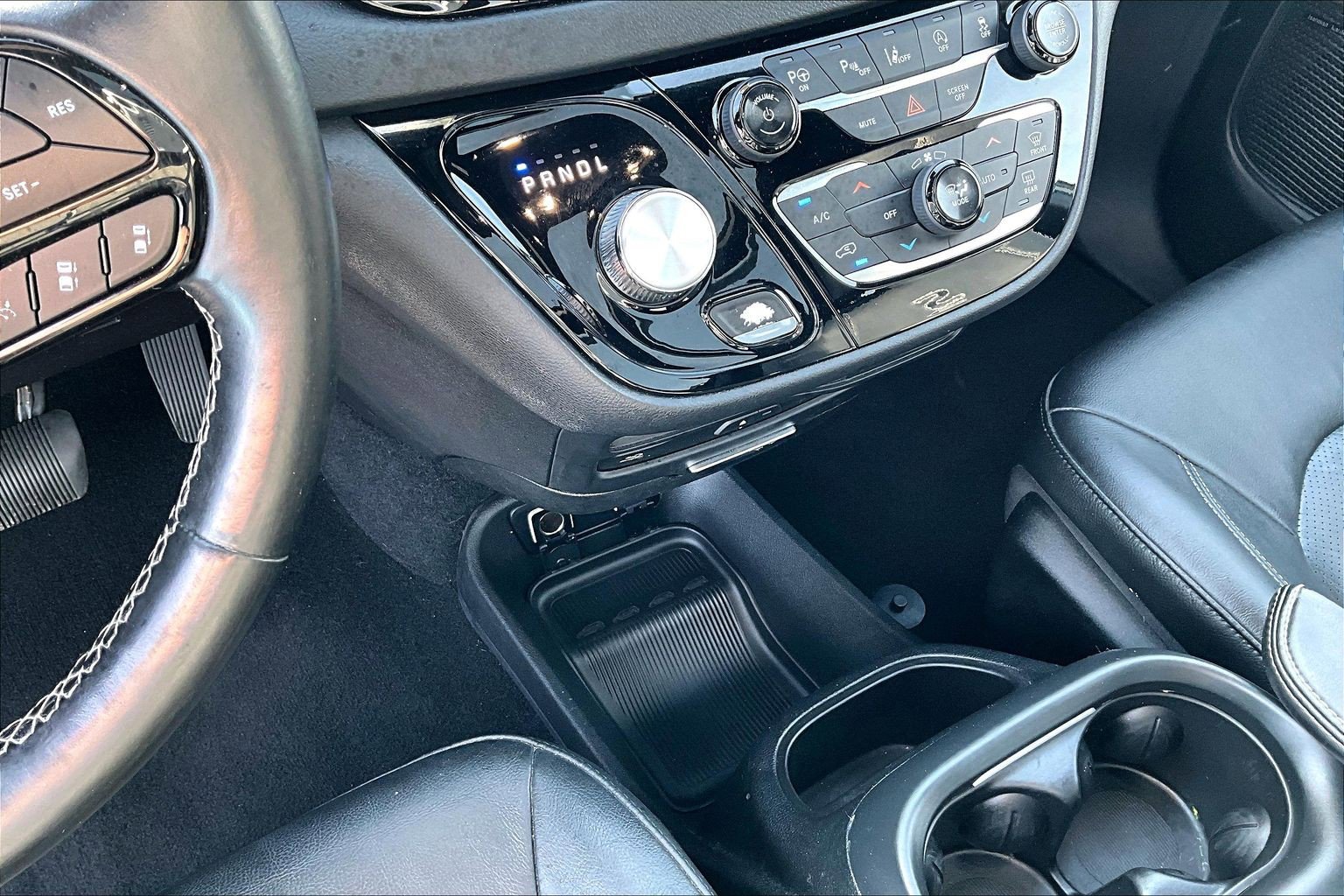 Used 2019 Chrysler Pacifica Touring-L Plus w/ Advanced Safetytec Group FWD image 18