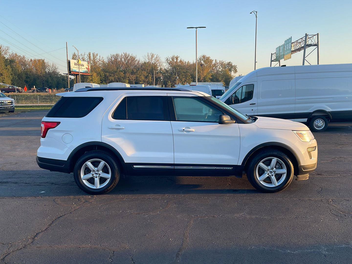 Certified 2018 Ford Explorer XLT FWD image 6