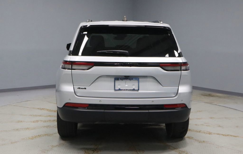 Used 2024 Jeep Grand Cherokee Altitude image 4